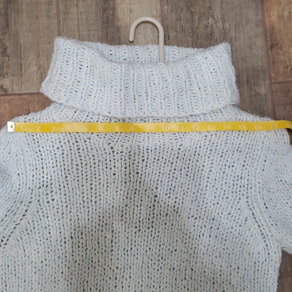 Express Handnit Sweater - Picture 9 of 10